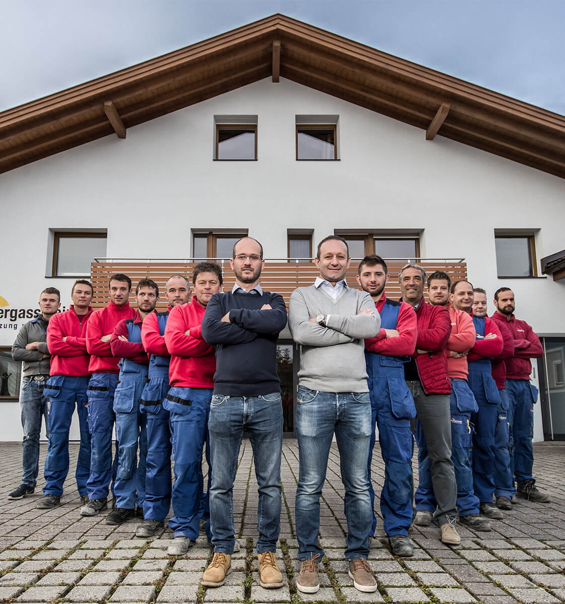 Team davanti alla facciata esterna - Untergassmair GmbH Valdaora